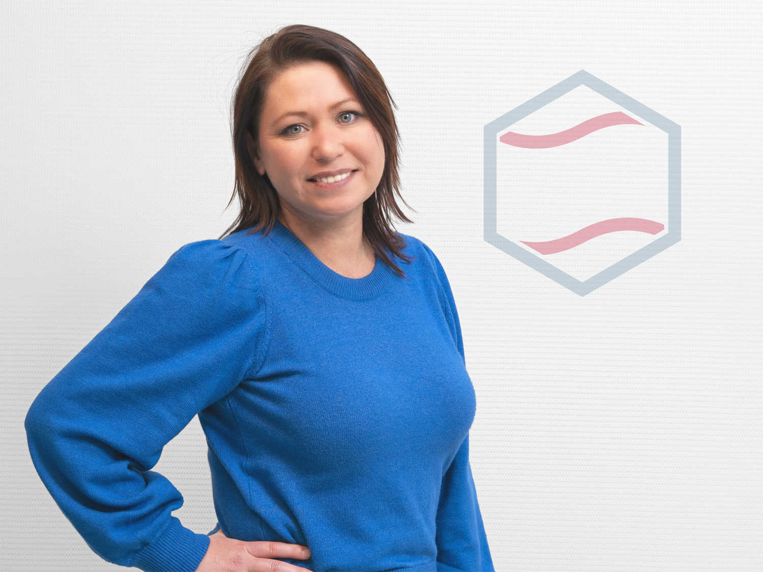 ✉ Jana Heinrich<br>Operations Manager